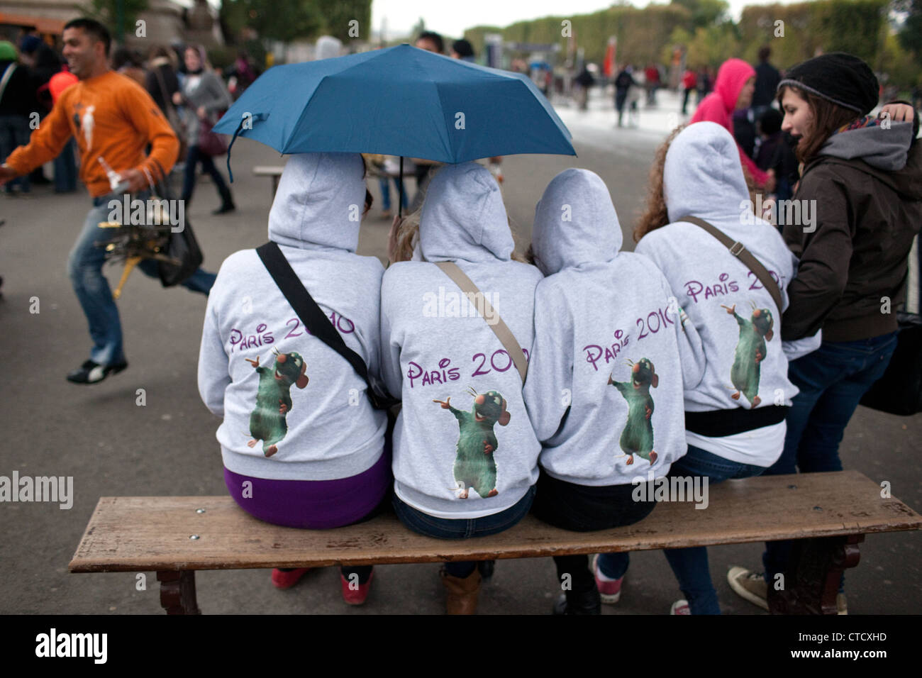 Junge Touristen unterhalb der Eiffel-Turm in Paris, Frankreich. Stockfoto