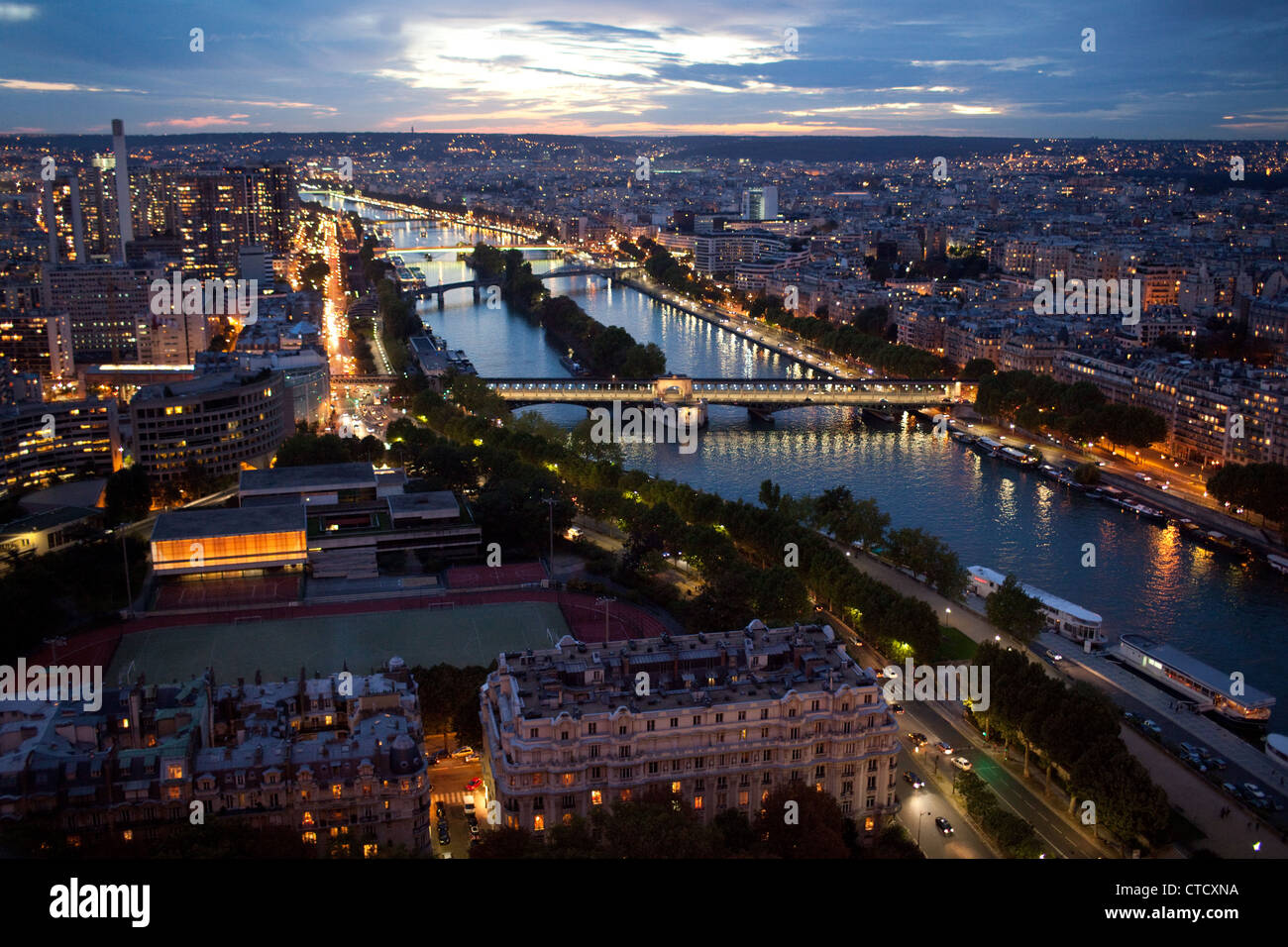 Ein Nacht-Panorama von Paris aus dem zweiten Stock des Eiffelturms in Paris, Frankreich. Stockfoto