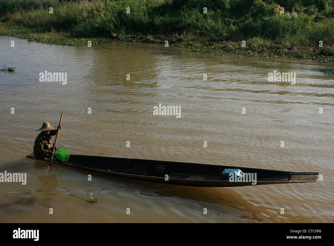 Burmesische Mann Rudern, ein Boot, Inle-See, Shan-Staat, Myanmar, Südostasien Stockfoto