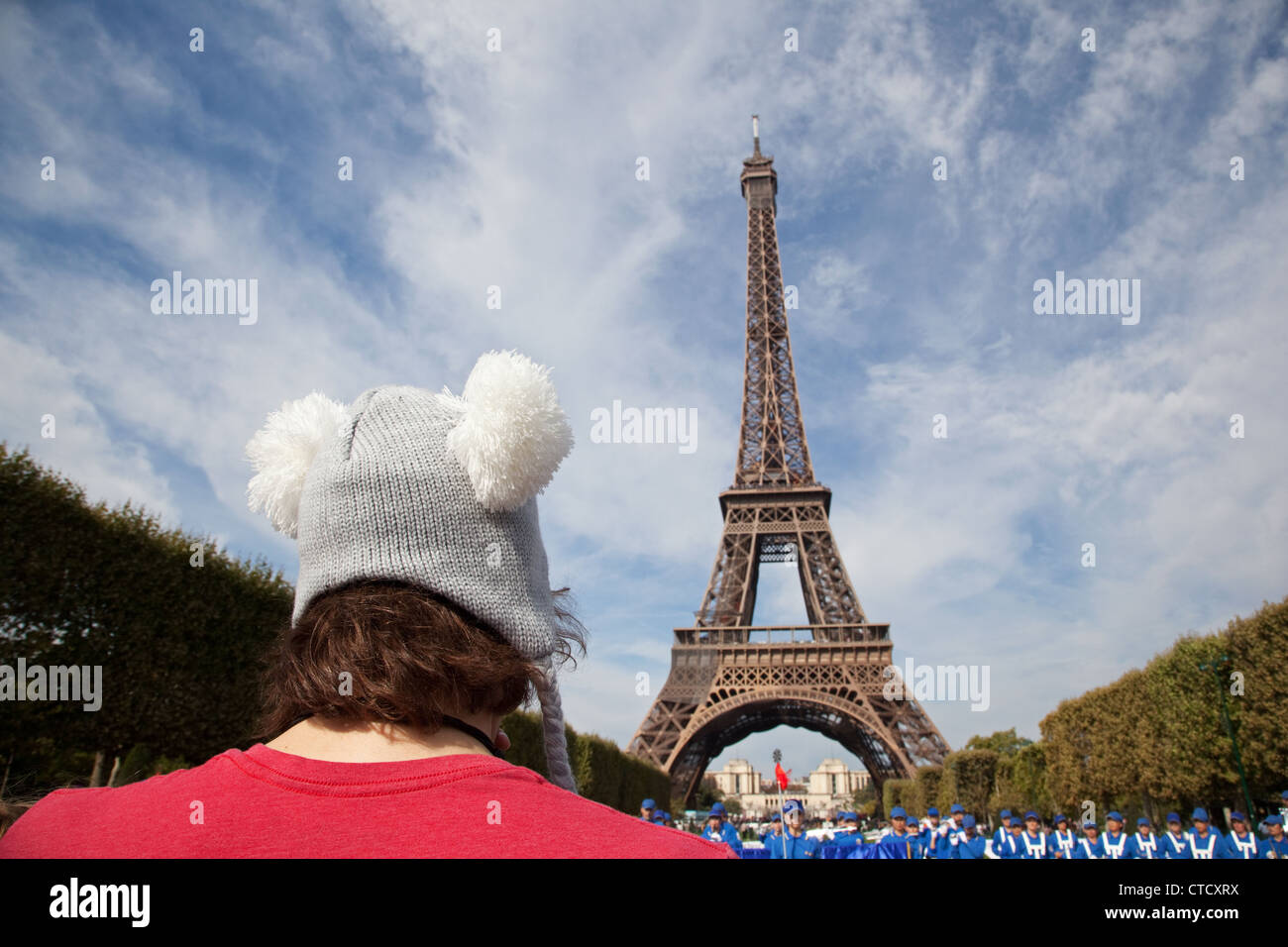 Ein Mann mit lustigen Hut und Orchester im "Parc du Champ de Mars" - "Field of Mars" nahe dem Eiffelturm in Paris, Frankreich Stockfoto