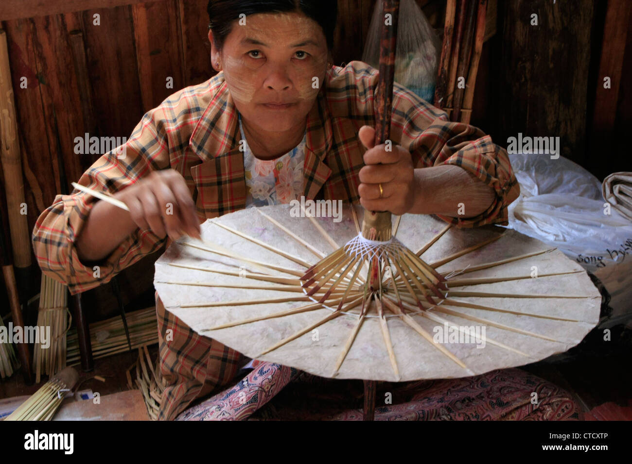 Burmesische Frau Herstellung von herkömmlichen Papier Regenschirm, Inle-See, Shan-Staat, Myanmar, Südostasien Stockfoto