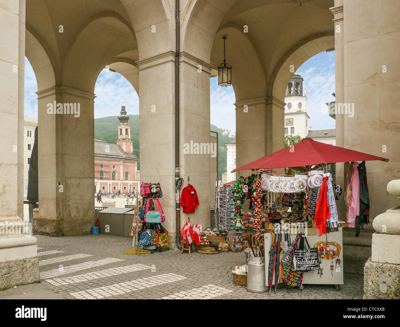Arkaden mit einer Boutique vor Residenz Platz in Salzburg, Österreich Stockfoto