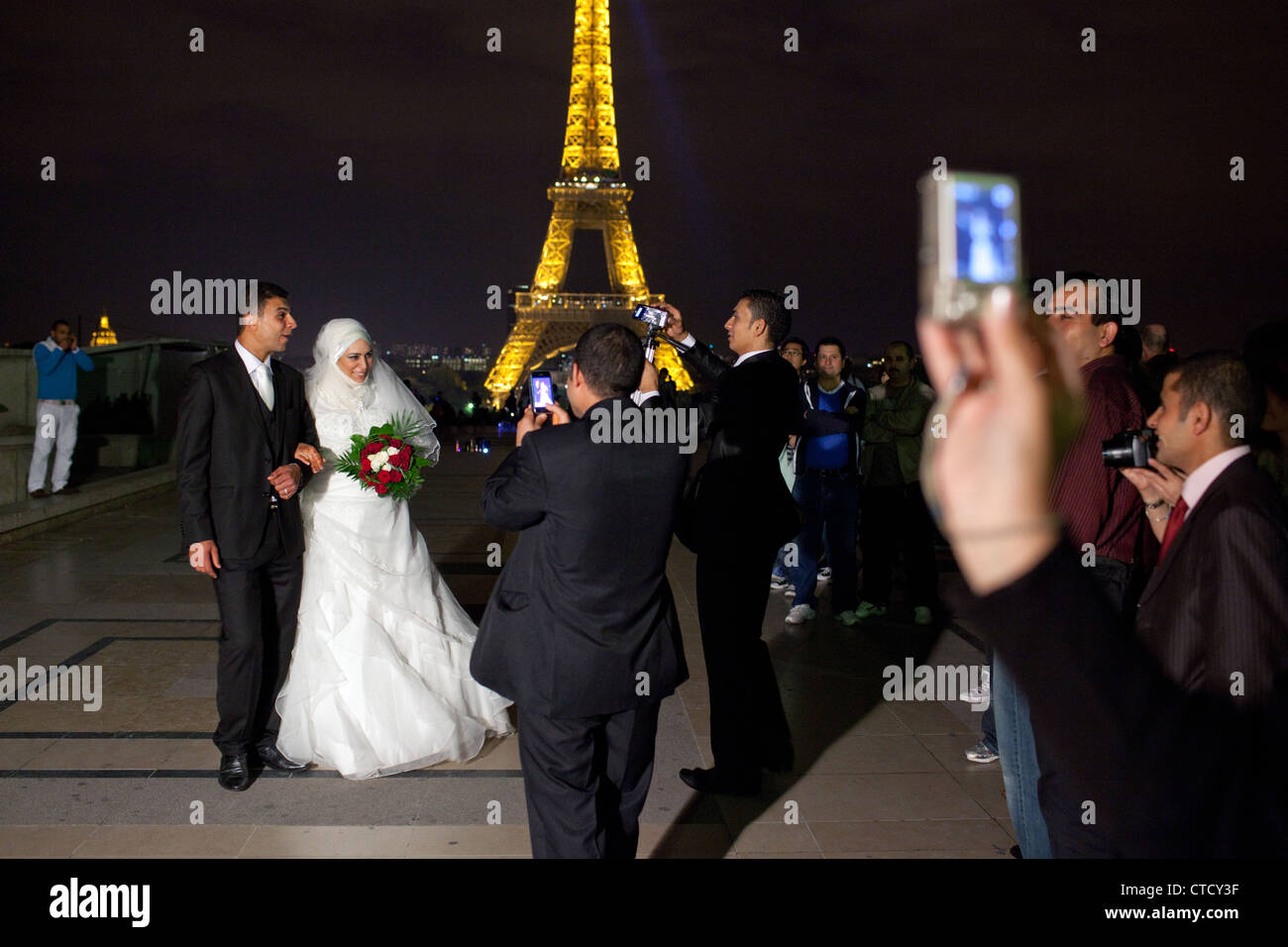 Ein frisch verheiratetes Paar arabischen stellt für Fotos im Trocadero Eiffelturm in Paris, Frankreich. Stockfoto