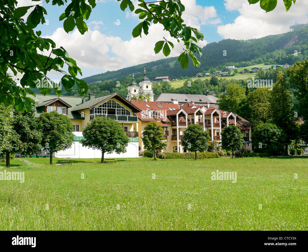 Ansicht des Mondee, einer charmanten Stadt im österreichischen Salzkammergut Seengebiet mit den Zwillingstürmen der Kirche die im Hintergrund Stockfoto