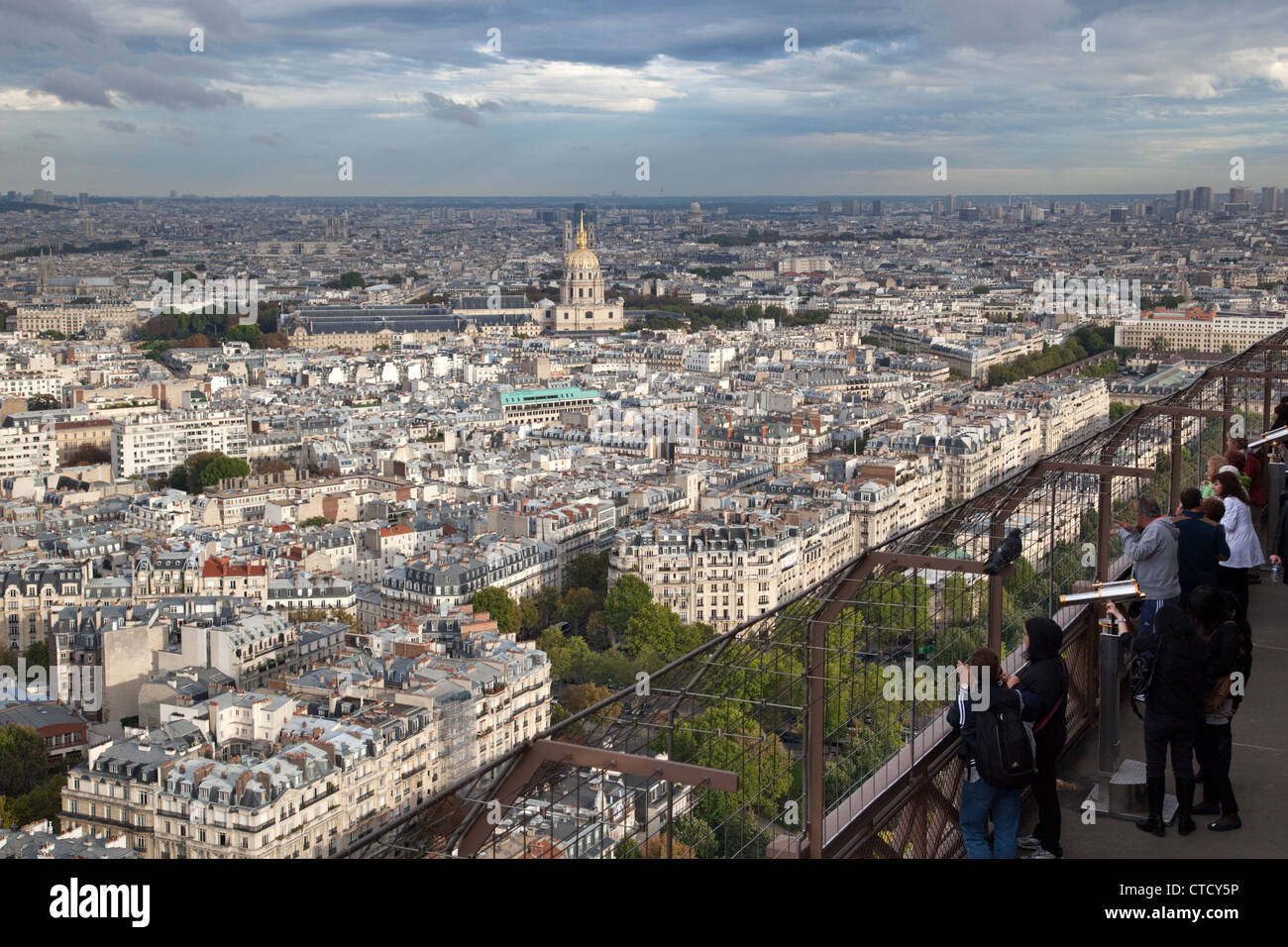 Ein Blick auf die Stadt von der ersten Etage Eiffelturm in Paris, Frankreich. Stockfoto