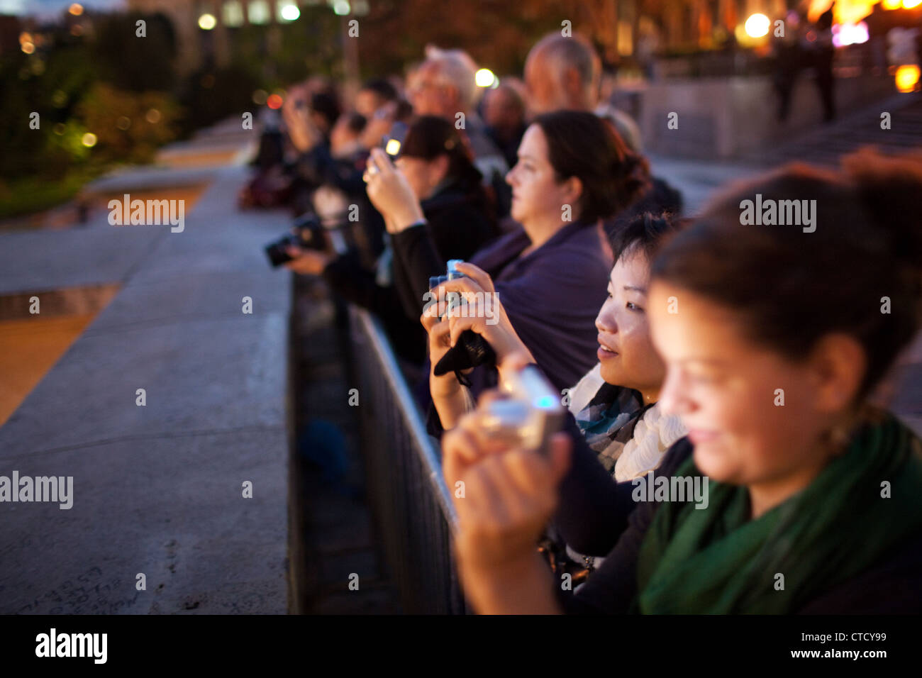 Touristen am 20:00 - sah die Licht-Show vom Trocadero nahe des Eiffelturms in Paris, Frankreich. Stockfoto