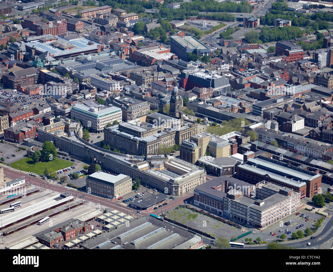 Bolton Stadtzentrum aus der Luft, North West England UK, zeigt das Rathaus & Civic-Viertel Stockfoto