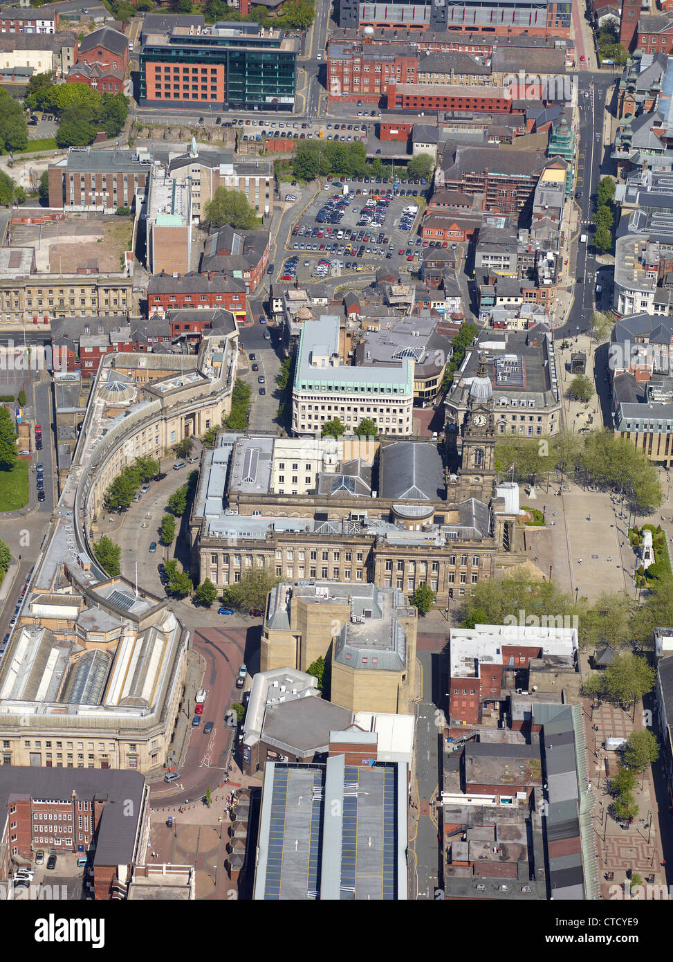 Bolton Stadtzentrum aus der Luft, North West England UK, zeigt das Rathaus & Civic-Viertel Stockfoto