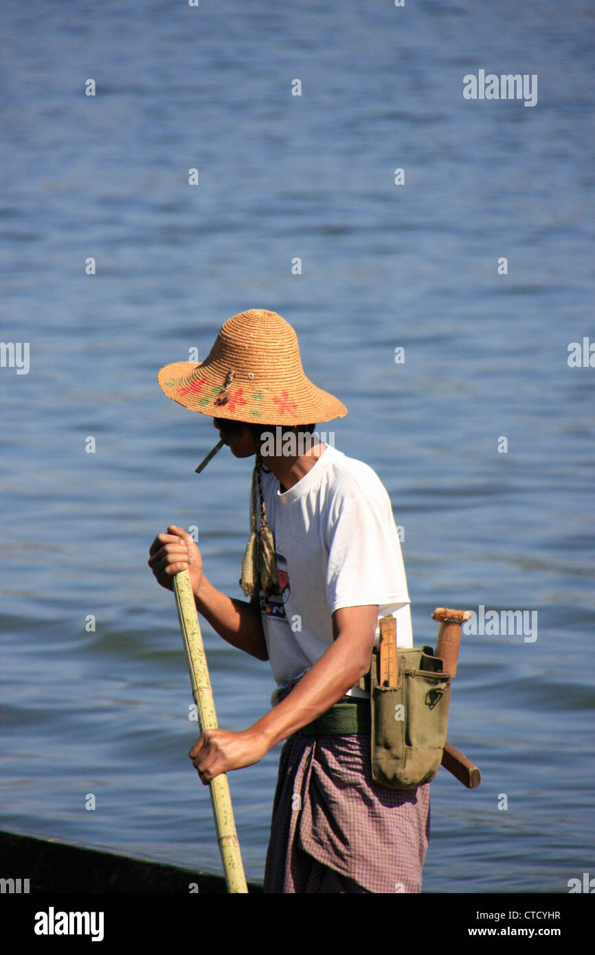 Burmesische Mann Rudern, ein Boot, Inle-See, Shan-Staat, Myanmar, Südostasien Stockfoto