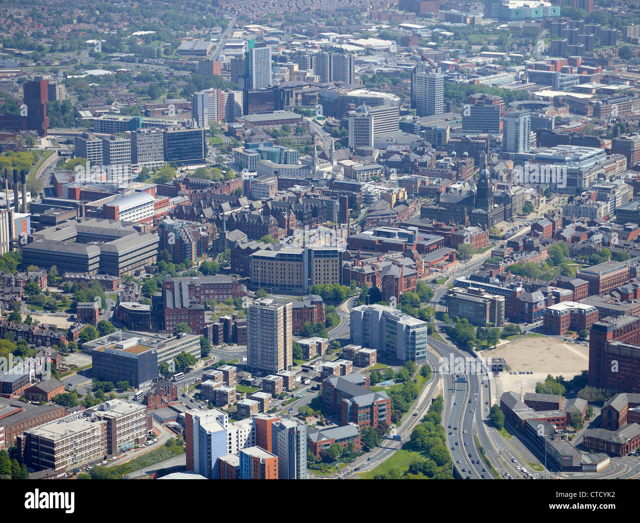 Leeds City Centre aus der Luft, im Sommer 2012. West Yorkshire, Nordengland zeigt die bürgerliche, medizinische und Universität Bereiche Stockfoto