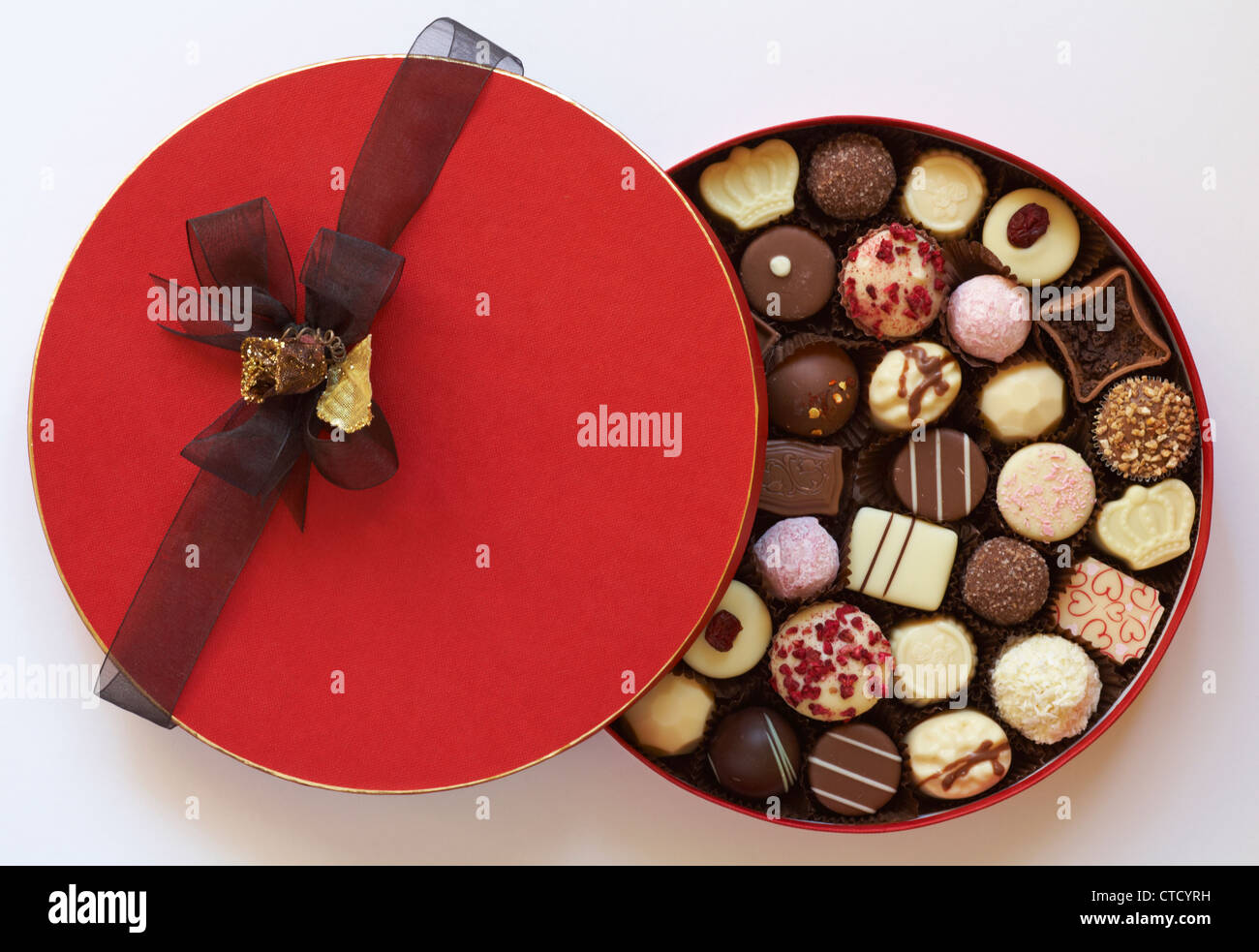 Luxus Box der Weißen, Milch und Schokolade mit Deckel teilweise aus Inhalt - Ideales Geschenk für Valentinstag, Valentinstag Stockfoto