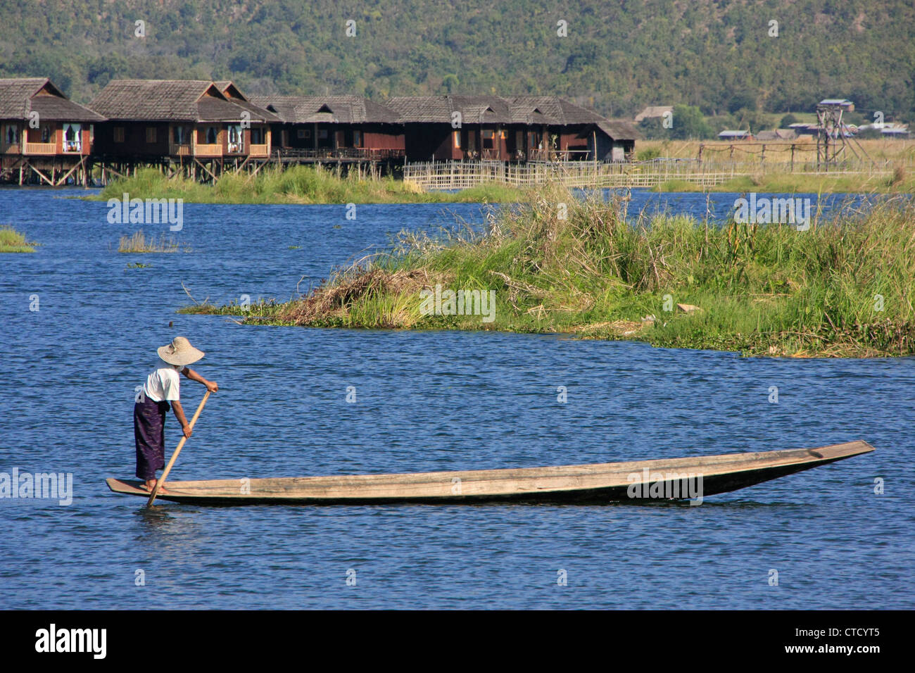 Burmesische Mann Rudern, ein Boot, Inle-See, Shan-Staat, Myanmar, Südostasien Stockfoto