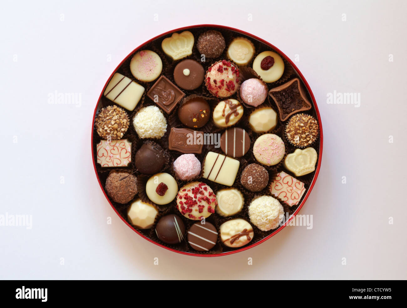 eröffnete Luxus-Box weiß, Milch und dunklen Schokoladen isoliert auf weißem Hintergrund Stockfoto