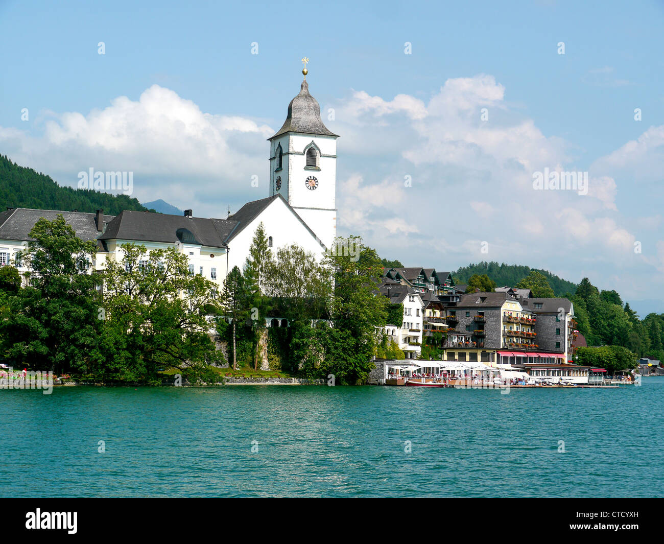 Kirche St. Hippolyte und Lakeside Szene von Zell am See ein See, ein Sport resort Centre am westlichen Ufer des Zeller See, Österreich Stockfoto