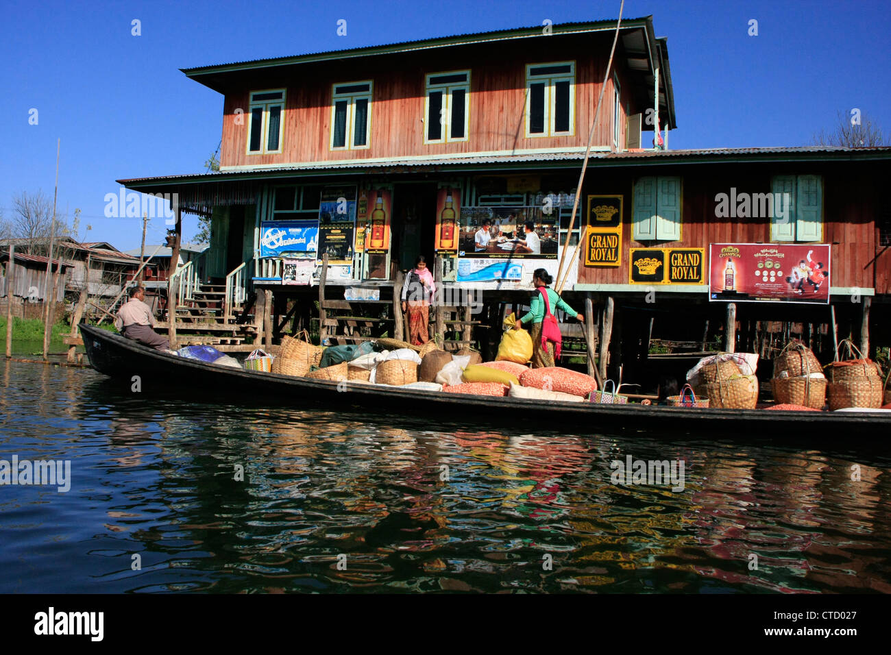 Birmanischen Leute entladen waren aus einem Boot, Inle-See, Shan-Staat, Myanmar, Südostasien Stockfoto