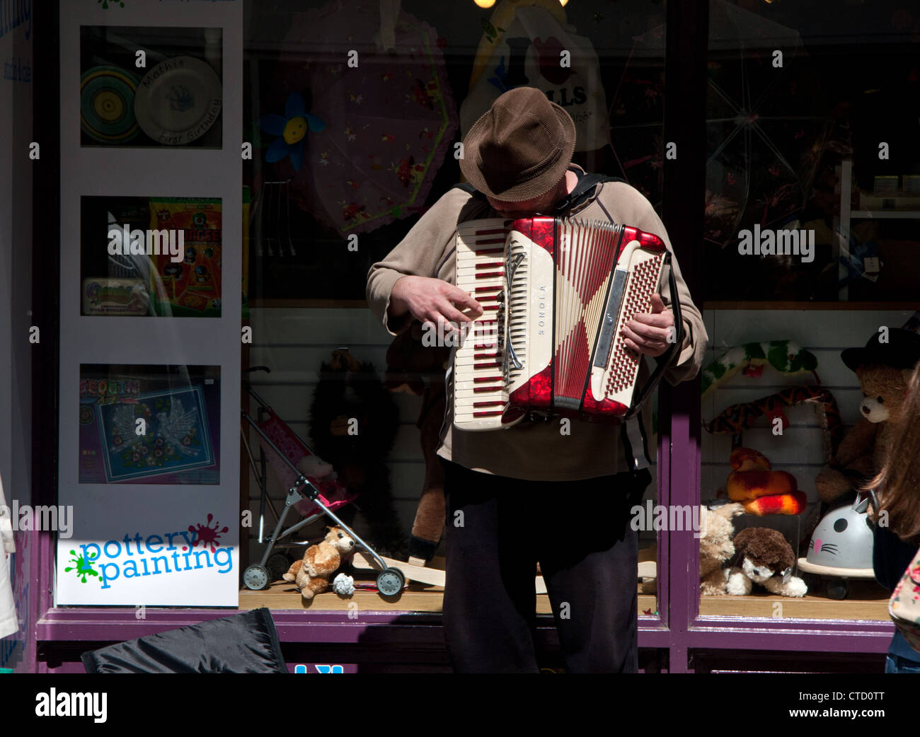 Ein Mann spielt Ziehharmonika Straßenmusik in einem Shop-Eingang: Wells, Somerset Stockfoto