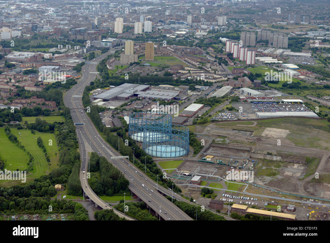 Luftaufnahme von Glasgow, M8 Autobahn Richtung in die Innenstadt mit der Provan Gaswerk auf der rechten Seite in Royston. Stockfoto