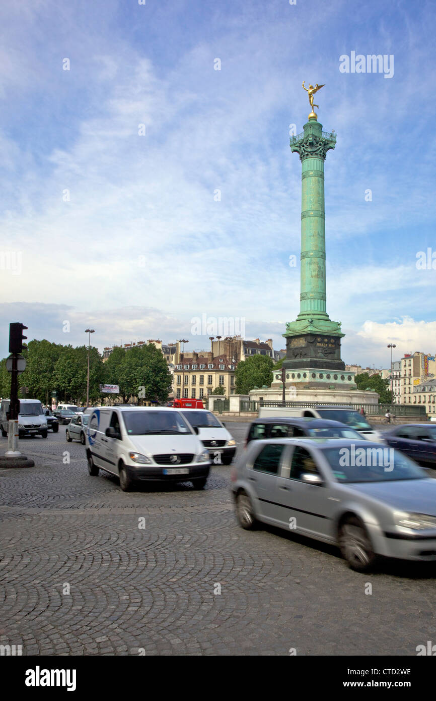 Verkehr vor der Colonne de Juillet in Place De La Bastille, Paris, Frankreich, Europa Stockfoto