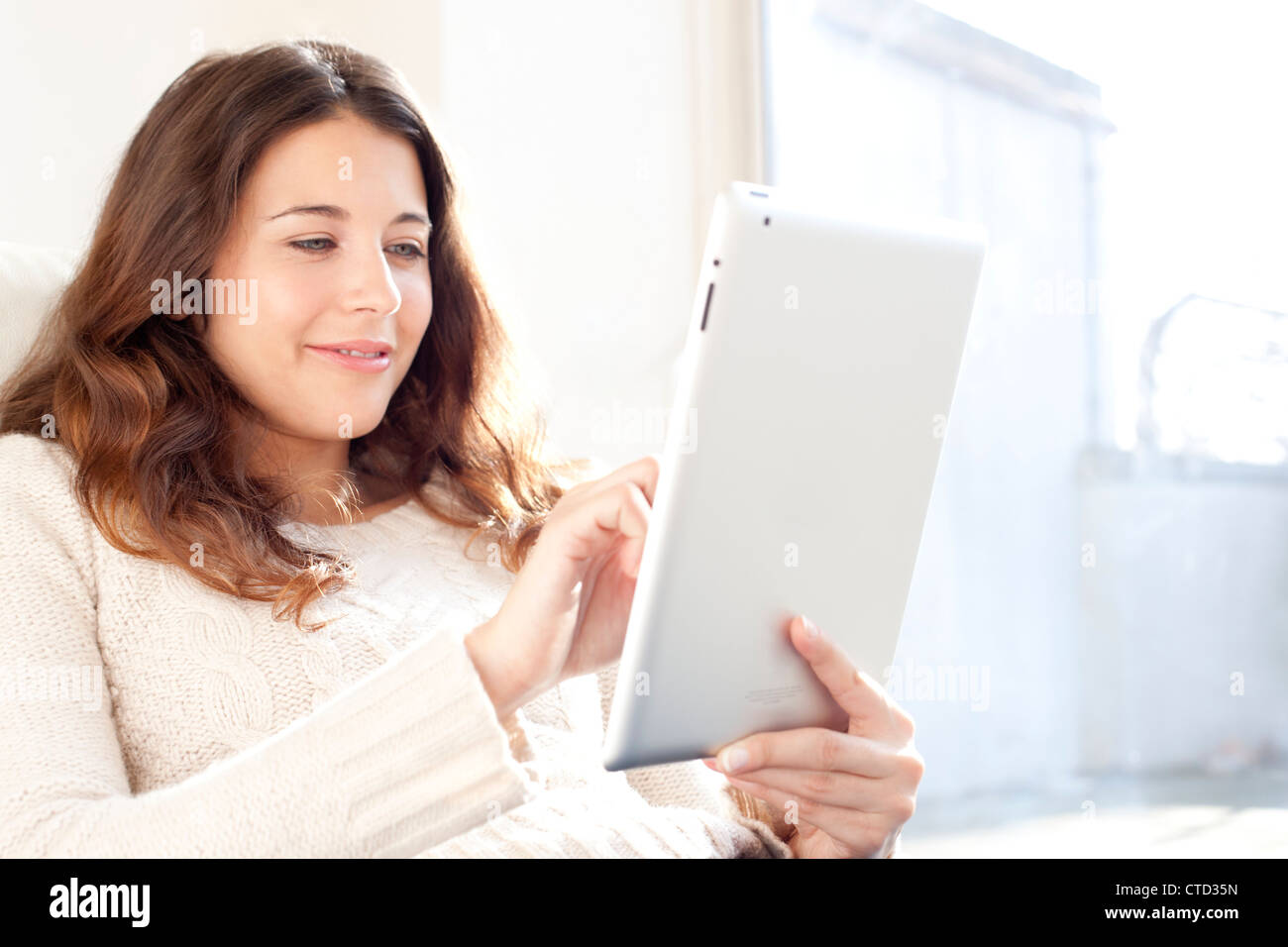 Frau mit einem Tabletcomputer Stockfoto