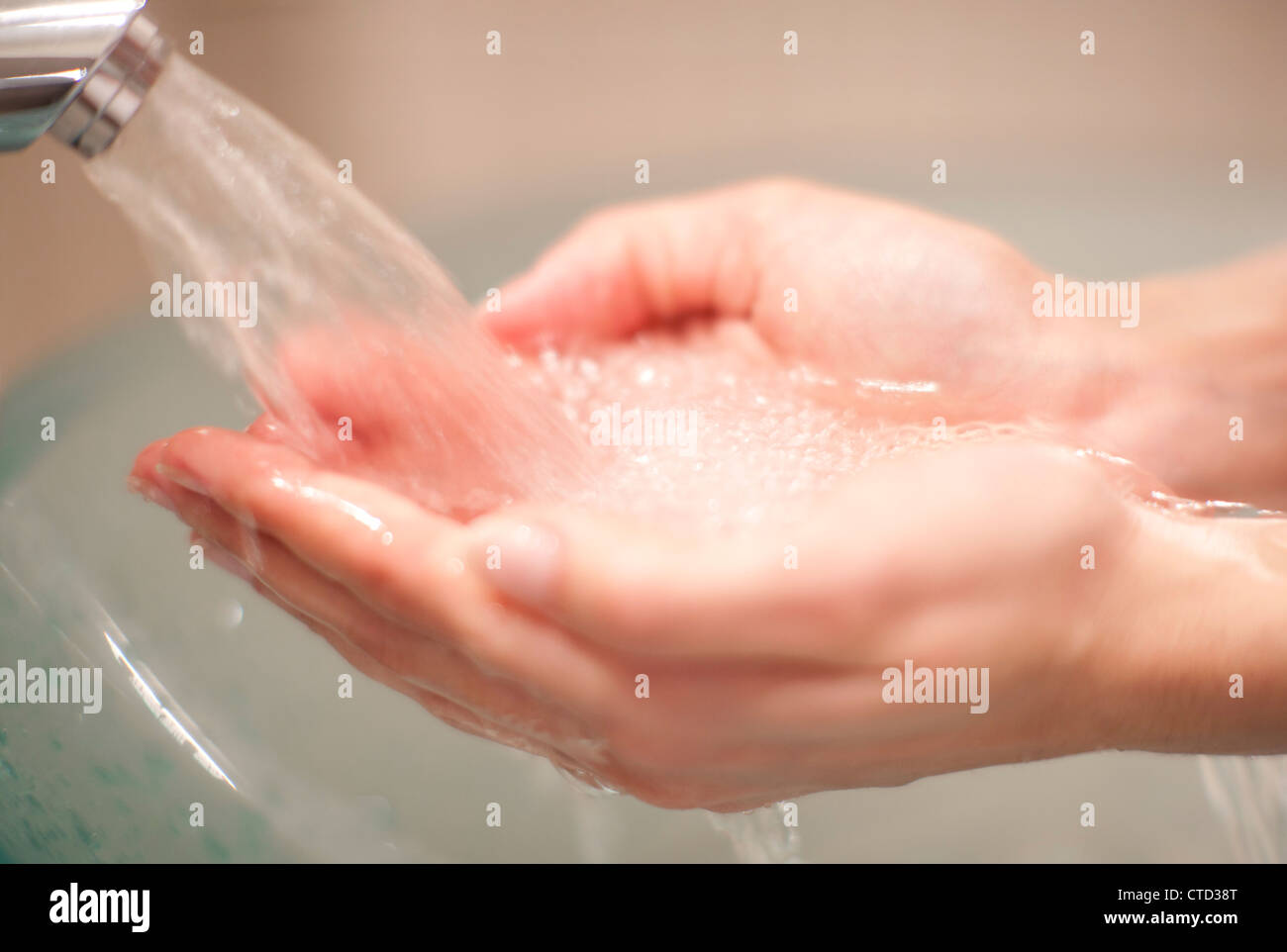 Frau, die ihre Hände zu waschen Stockfoto
