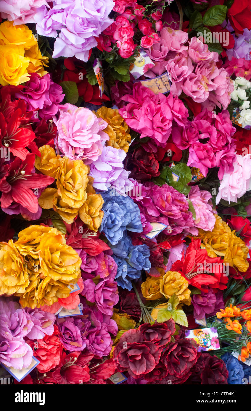 Eine Sammlung von künstlichen Blumen auf dem Display in einem Laden in New York auf Sonntag, 15. Juli 2012. (© Richard B. Levine) Stockfoto