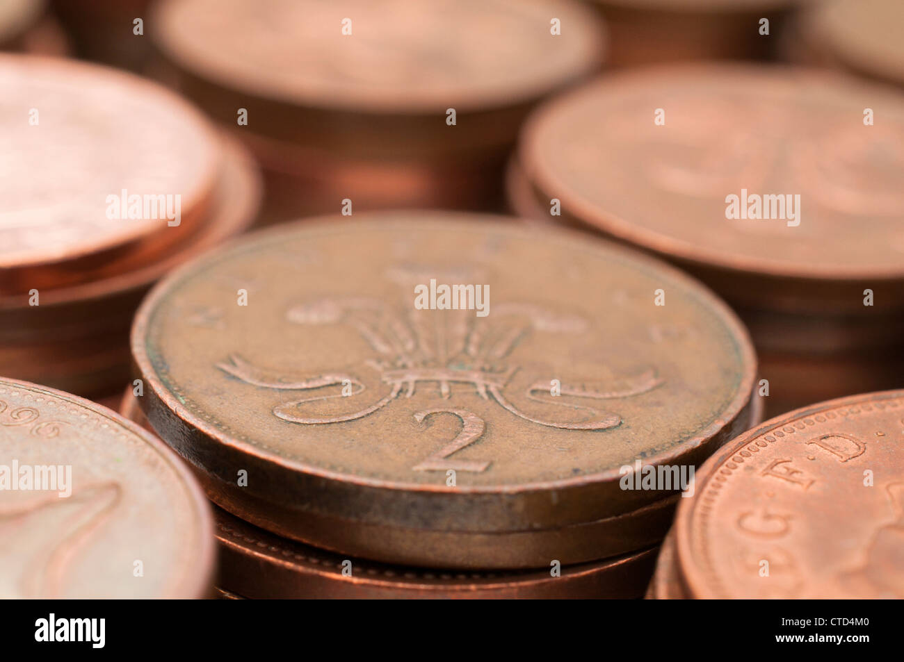 Kupfer zwei Pence-Stücke in einem Haufen, Münzen UK £ sterling Stockfoto