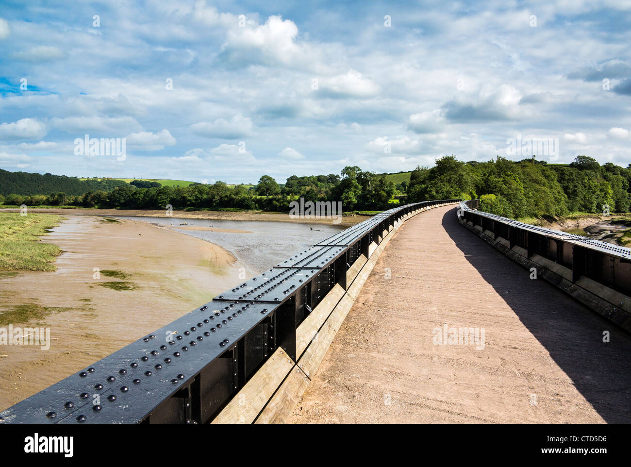 Tarka Trail Radweg mit Brücke über Fluß Torridge in der Nähe von Torrington, Devon, England. Stockfoto