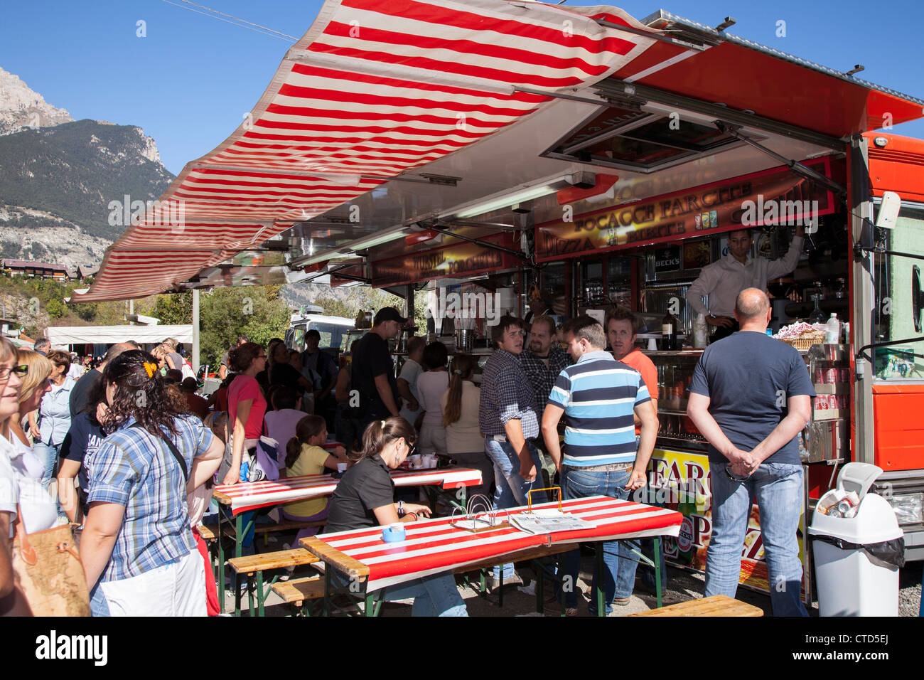 Mobile Küche van mit Tabellen auf einem Festival in Oulx, Piemont, Italien Stockfoto