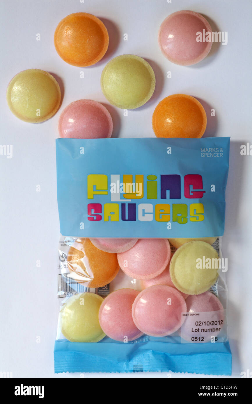 Paket von fliegenden Untertassen Süßigkeiten mit Paket geöffnet und Inhalt verschüttet isolierten auf weißen Hintergrund Stockfoto