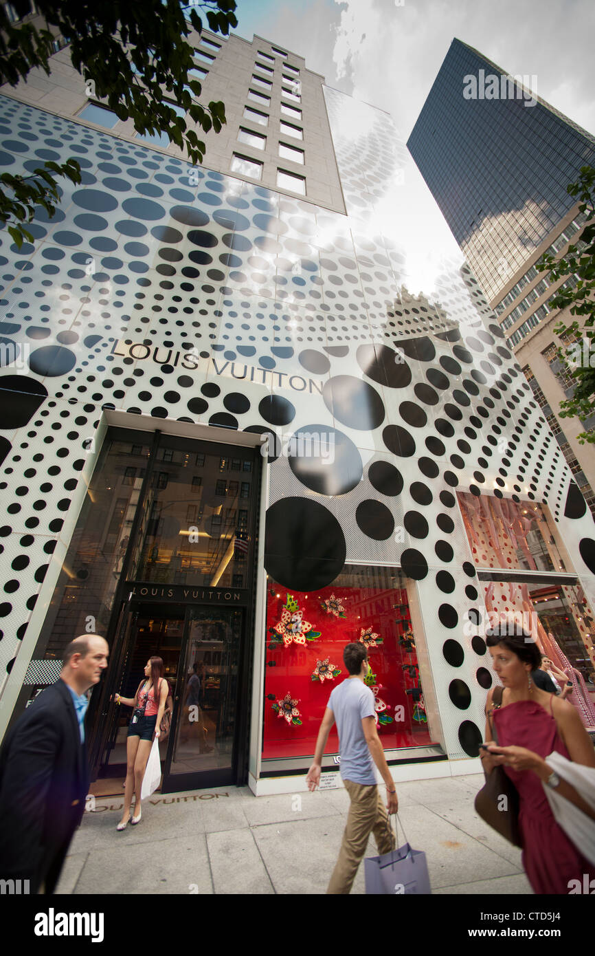 Der Louis Vuitton Flagshipstore auf der Fifth Avenue in New York ist im Stil der japanischen Künstlerin Yayoi Kusama Polka-Dots verziert. Stockfoto