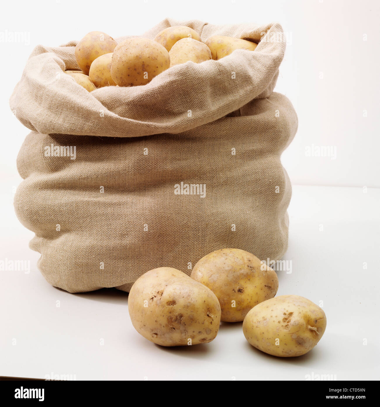 Kleine Tasche mit Kartoffeln Stockfoto