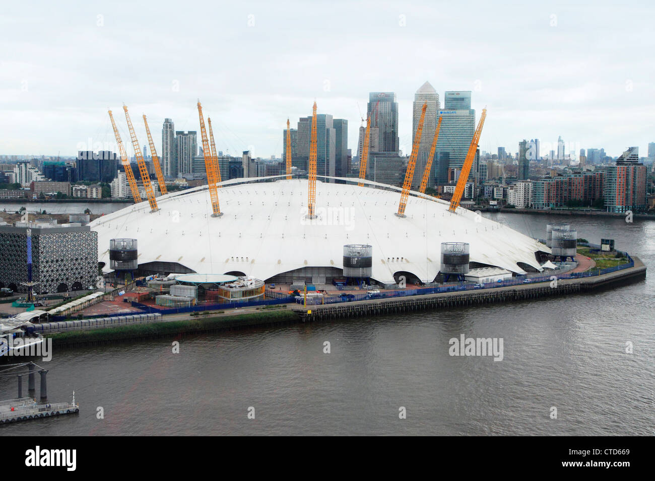 Antenne der O2-Arena auf Greenwich Peninsula mit Canary Wharf im Hintergrund, London UK Stockfoto