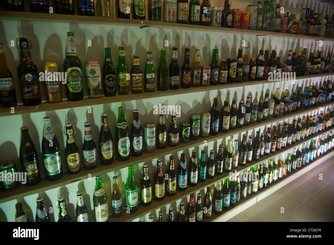 Verschiedene Sorten Bier, Tsingtao Bier Museum in Qingdao, Provinz Shandong, China ausgestellt. 5. Juni 2012 Stockfoto