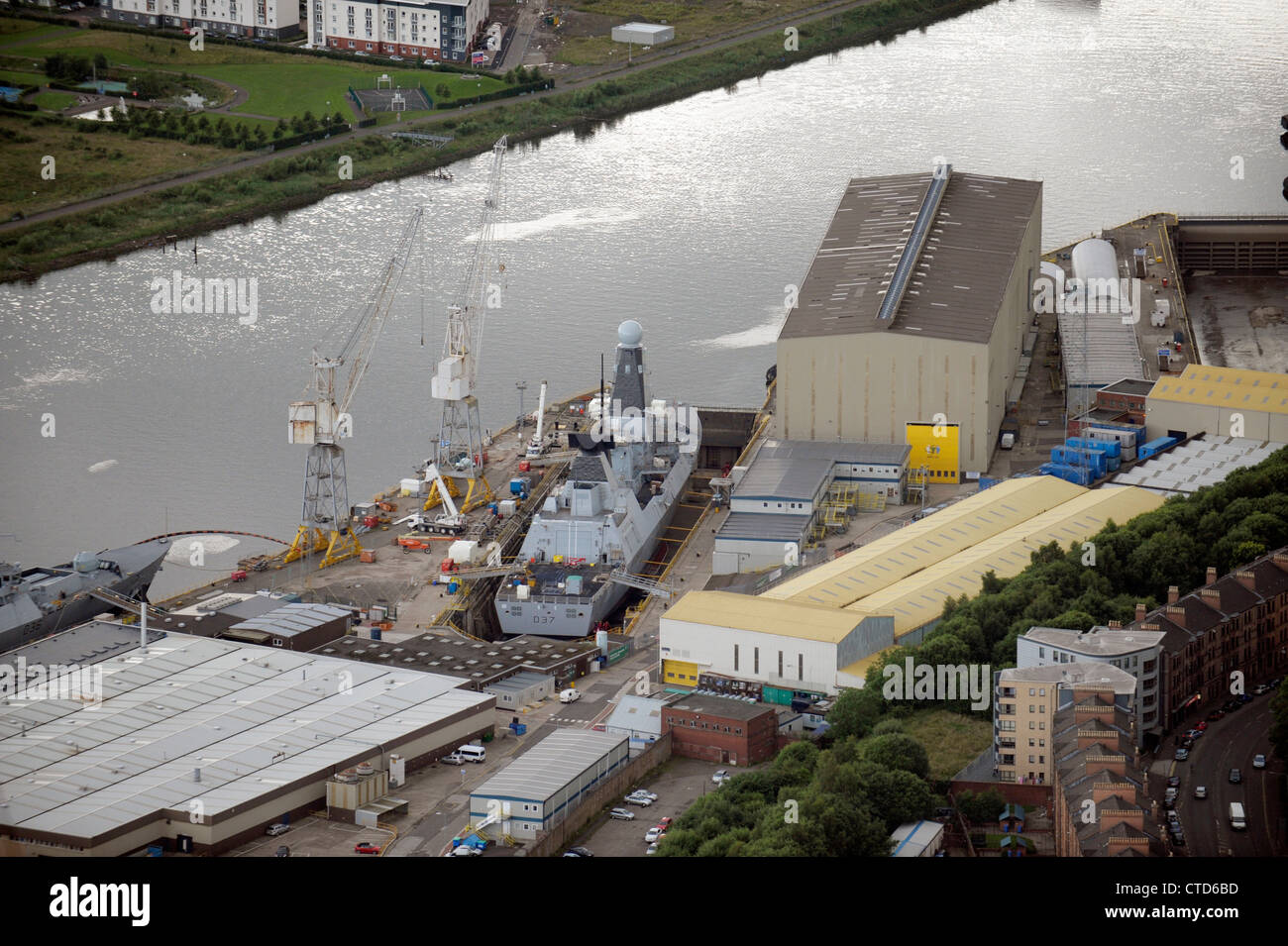 BAE Systems, Glasgow am Fluss Clyde, mit Kriegsschiff andocken. Stockfoto