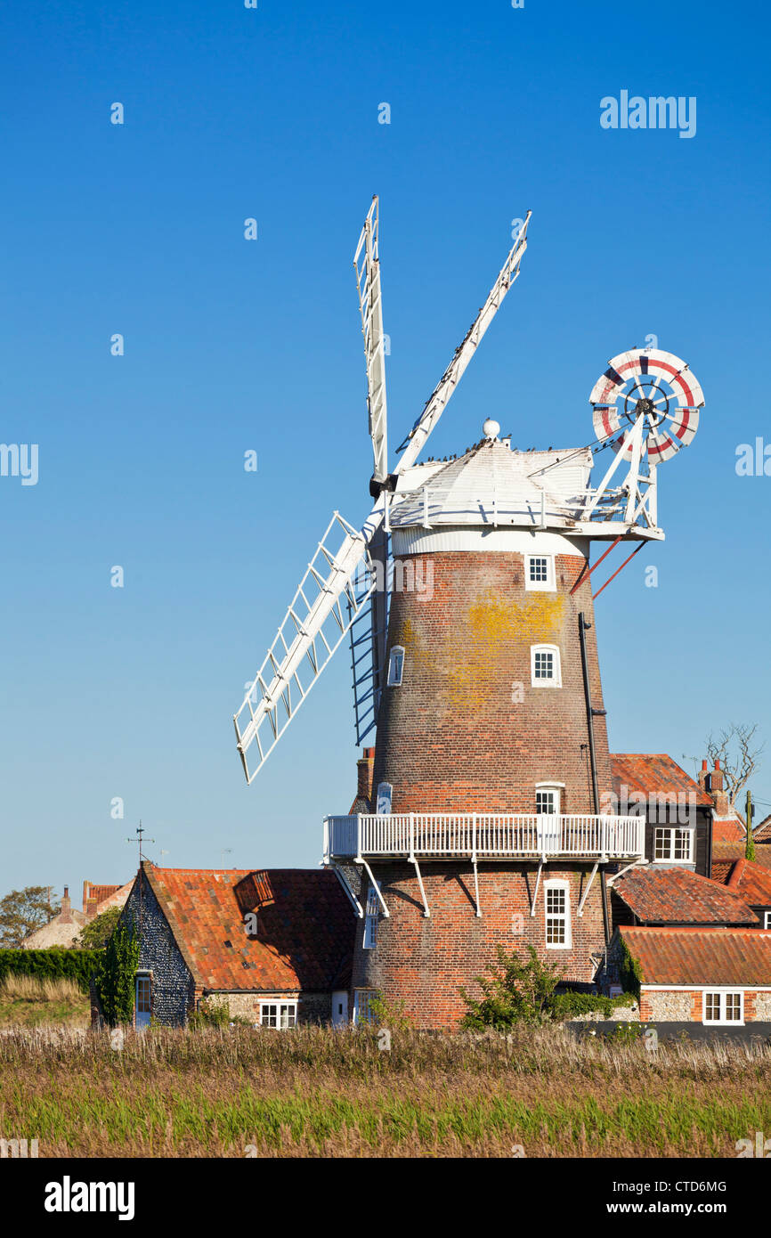 Restauriert aus dem 18. Jahrhundert Windmühle am Cley als nächstes das Meer Norfolk East Anglia England UK GB EU Europa Stockfoto