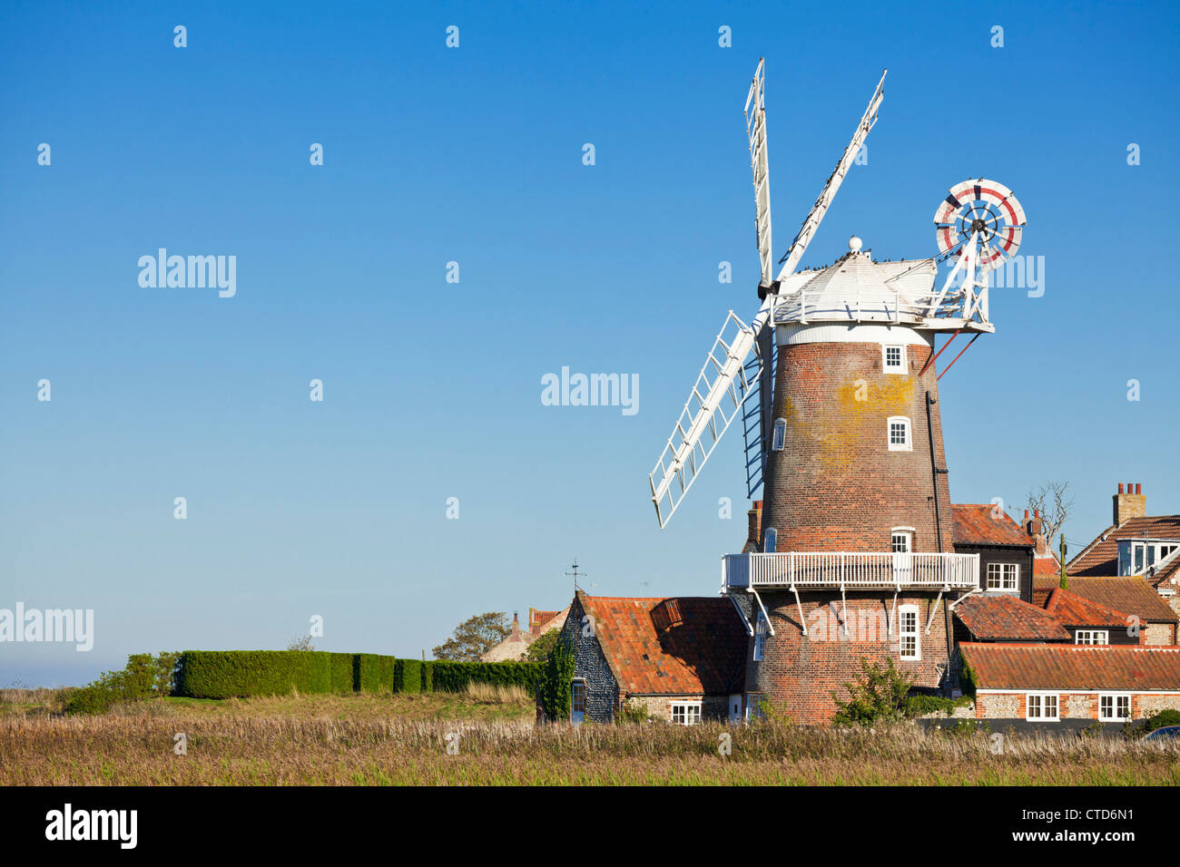 Restauriert aus dem 18. Jahrhundert Windmühle am Cley als nächstes das Meer Norfolk East Anglia England UK GB EU Europa Stockfoto