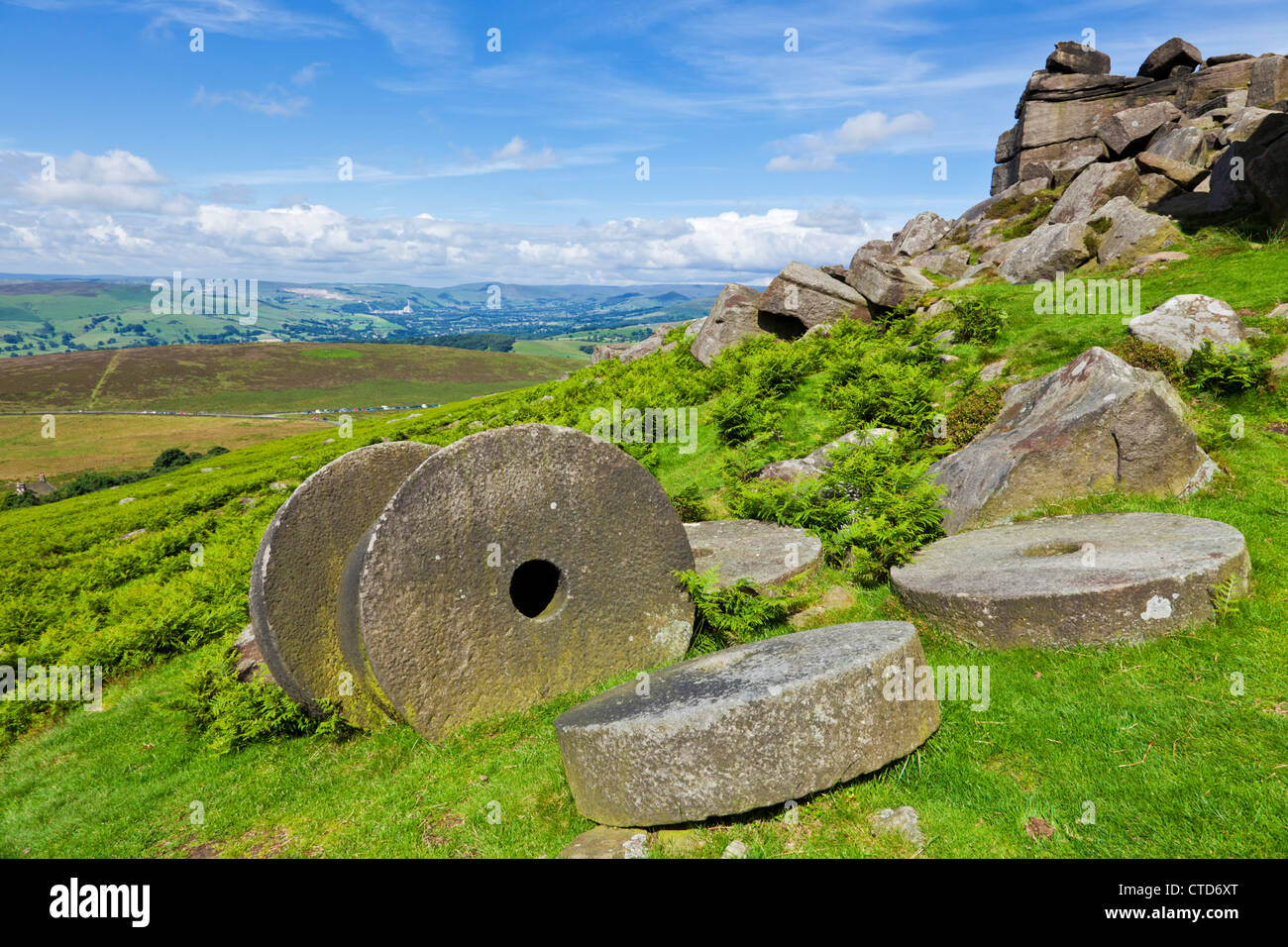 Verlassene Mühlensteine Stanage Edge Peak District Derbyshire England Großbritannien gb europa Stockfoto
