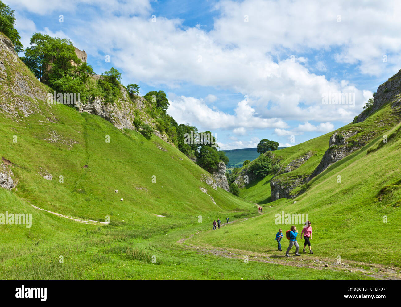 Wanderer, die die Cave dale im Nationalpark Castleton Derbyshire Peak besteigen, England Großbritannien GB Europa Stockfoto