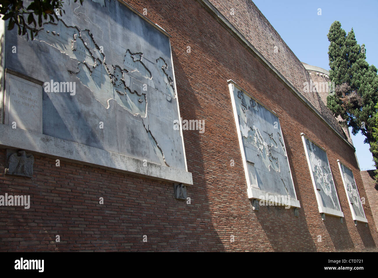 Rom, Italien. Geformten Karten illustrieren römischen Dominanz über einen Zeitrahmen an den Außenwänden der Basilika des Maxentius Stockfoto