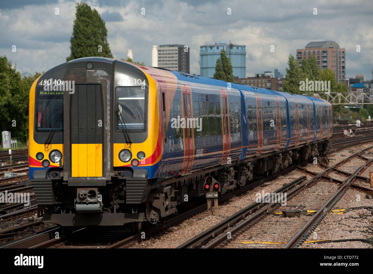 Klasse 450 Personenzug in South West Trains Lackierung in Clapham Junction, England. Stockfoto