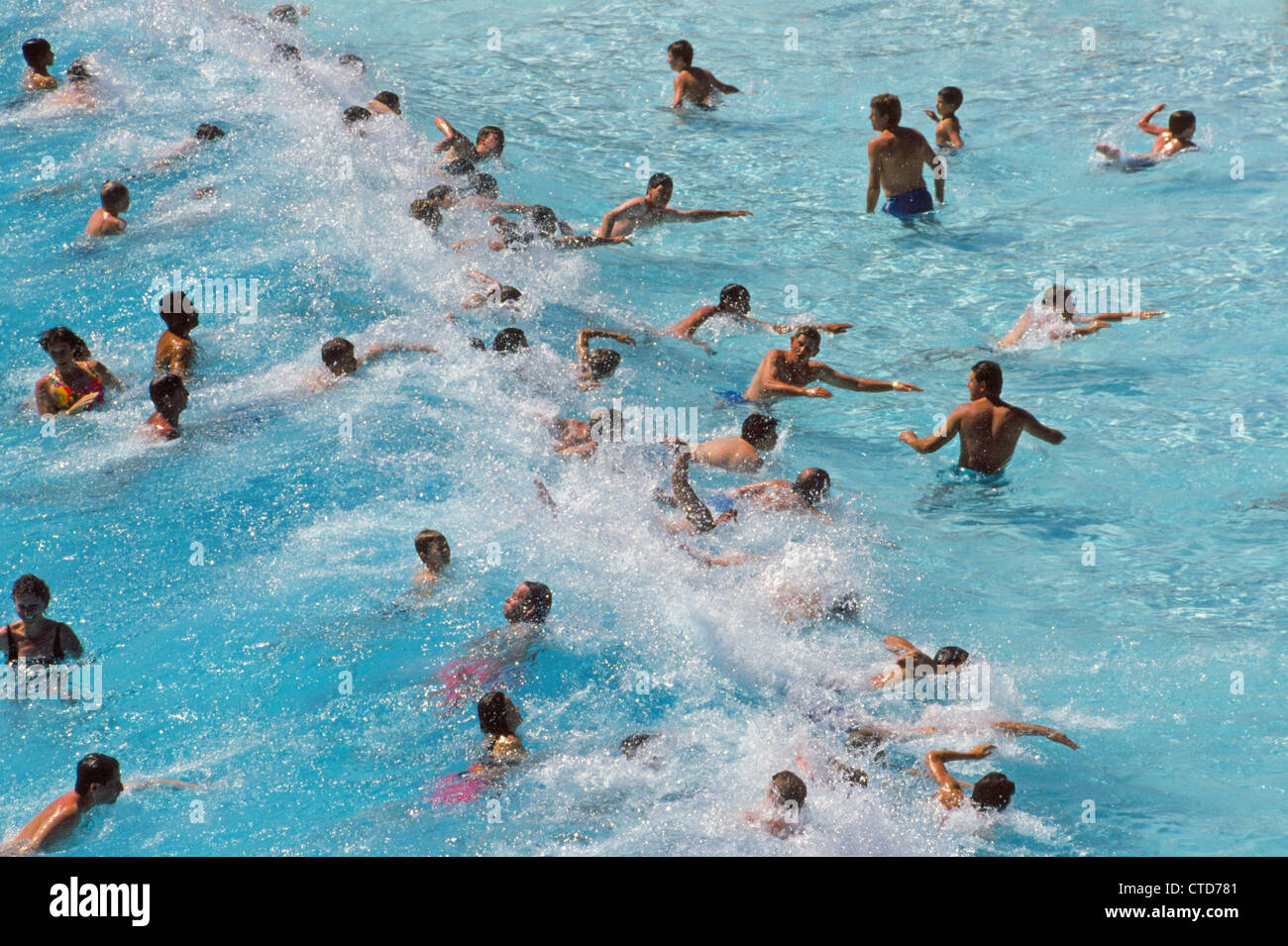 Die Roaring Lagune Wellenbad ist die Lieblings-Wasserspielplatz für Bodysurfers im Sun City Holiday Resort in North West Province, Südafrika. Stockfoto