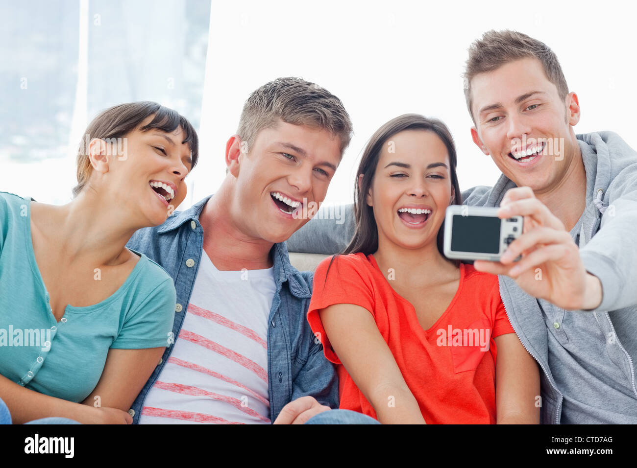 Eine lachende Gruppe posieren für ein Foto vor Ihnen Stockfoto