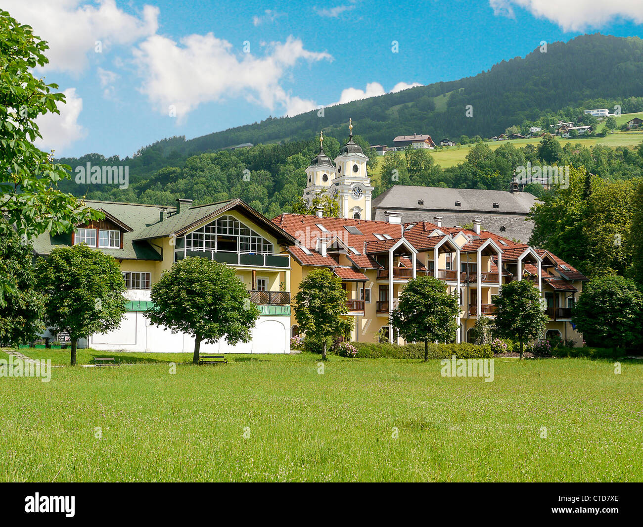 Ansicht des Mondee, einer charmanten Stadt im österreichischen Salzkammergut Seengebiet mit den Zwillingstürmen der Kirche die im Hintergrund Stockfoto