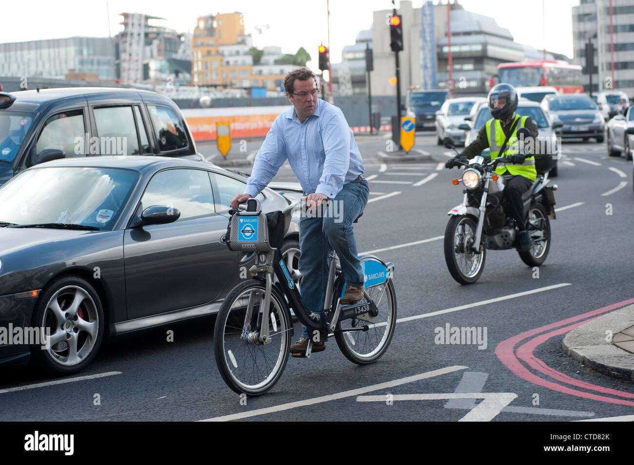 Mann reitet ein 'Boris Bike', Fahrrad mieten Scheme die Barclays Zyklus mieten in London, England. Stockfoto