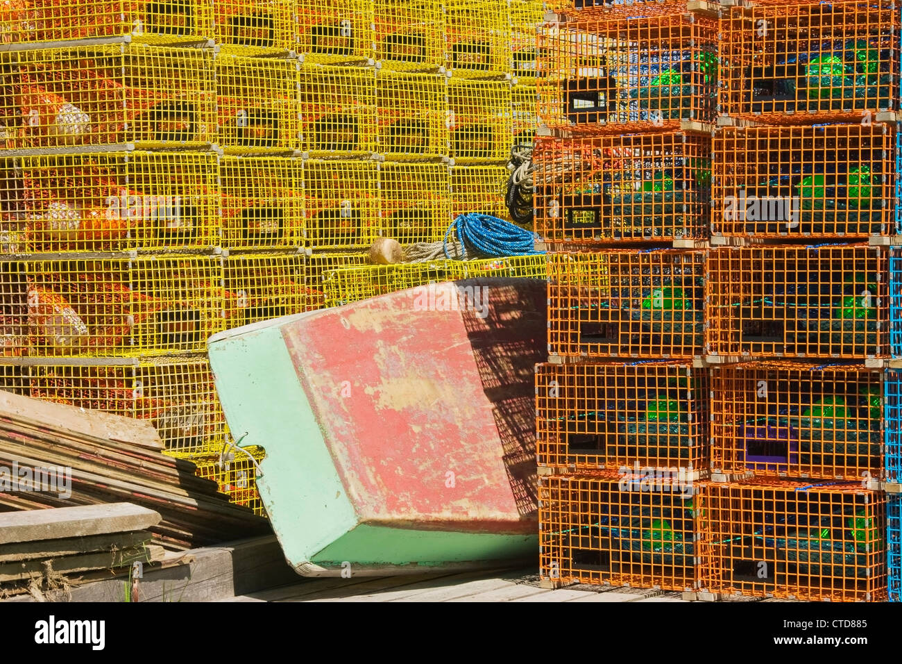Beiboot und Hummer Fischen fallen auf der Küste von Maine. Stockfoto