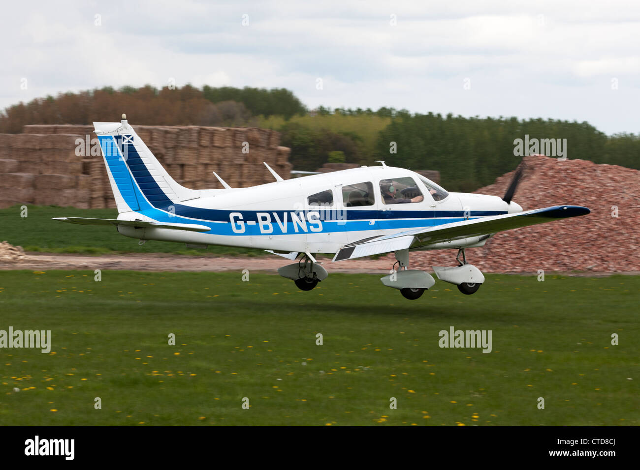 Piper PA-28-181 Cherokee Archer II G-BVNS ein Breighton Flugplatz landen Stockfoto