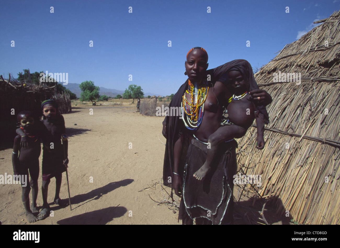 Frau und Kinder des Arbore (oder Erbore) Stammes Omo Valley, Äthiopien, Afrika Stockfoto