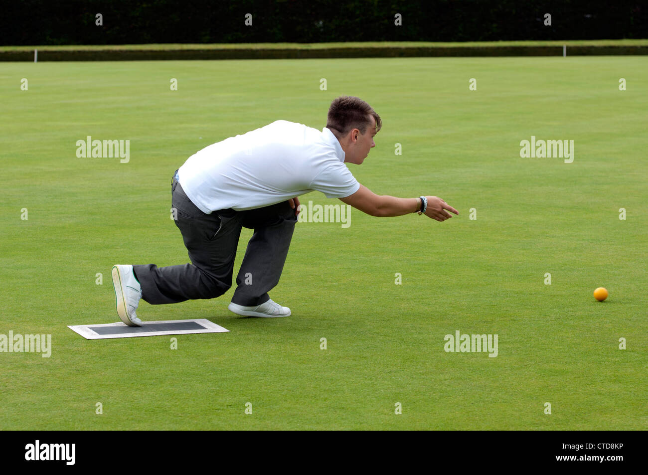 Herren Schalen, junge Spieler die Buchse bowling Stockfoto