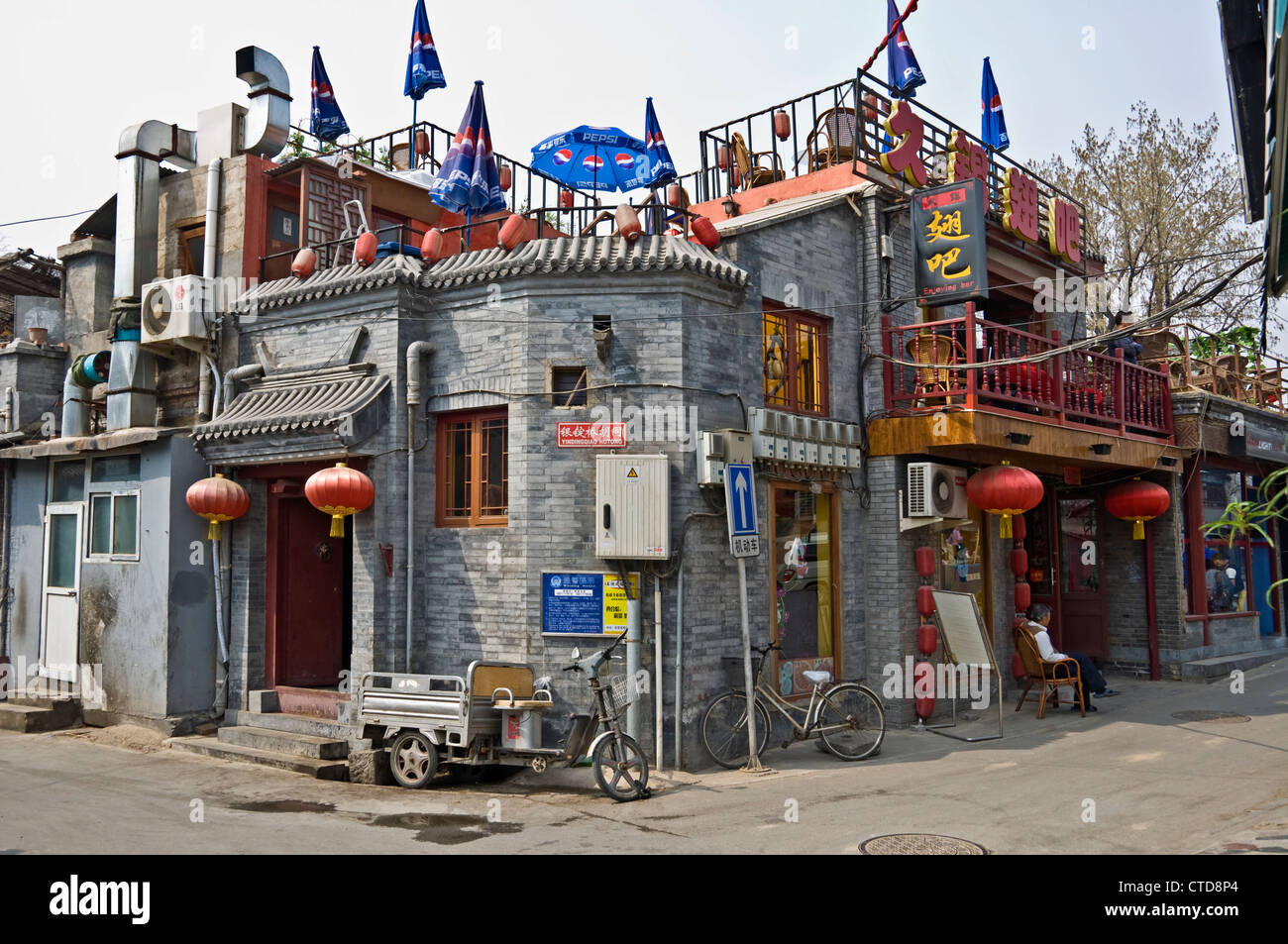 Restaurant an der Ecke einer Straße in einem Hutong - Peking, China Stockfoto