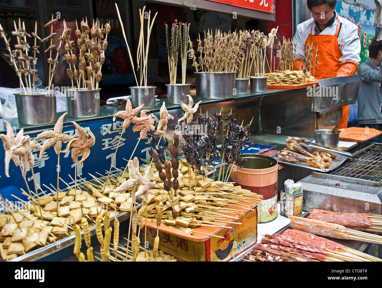 Gebratene Insekten, Bugs, Skorpione, Seesterne auf Stöcken bei Wangfujing Market Street - Peking, China Stockfoto